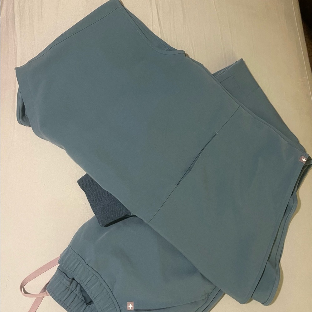 Figs! Fun hydrogreen double pocket top almost like a Rafaela. XXL and joggers XL